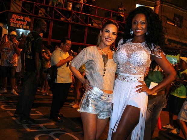 Wanessa e Camila Silva em ensaio de rua da Mocidade na Zona Norte do Rio (Foto: Anderson Borde/ Ag. News)