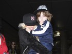 Sem maquiagem, Christina Aguilera evita flashes em aeroporto