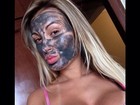 Andressa Urach posa de sutiã com máscara facial fazendo biquinho