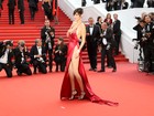 Bella Hadid usa vestido com fenda gigantesca no Festival de Cannes