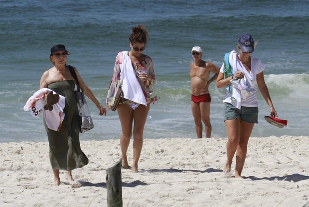 Giovanna Antonelli na praia da Barra da Tijuca, RJ (Foto: Dilson Silva / Agnews)