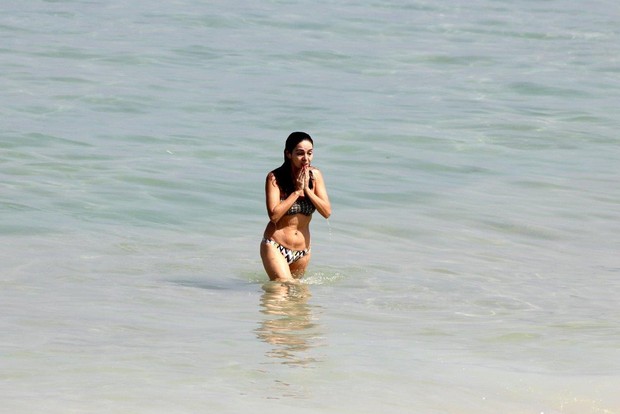 Claudia Ohana na praia de Ipanema, no RJ (Foto: JC Pereira/AgNews)