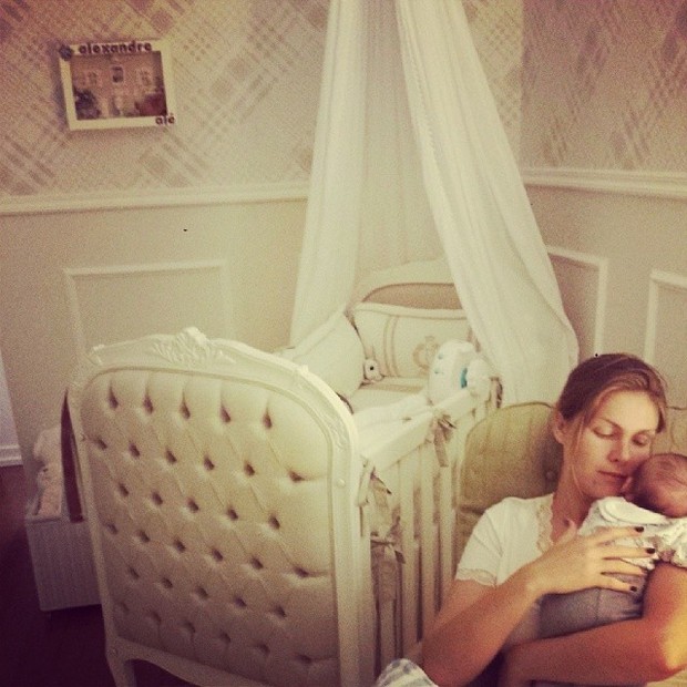 Ana Hickmann com o filho no colo (Foto: Reprodução/Instagram)