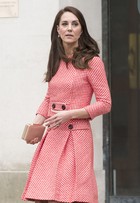 Kate Middleton aposta em look retrô dos anos 1950 avaliado em R$ 5 mil