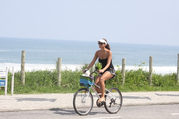 Débora Nascimento pedalando na orla da Barra da Tijuca, RJ (Foto: Fábio Martins/AgNews)