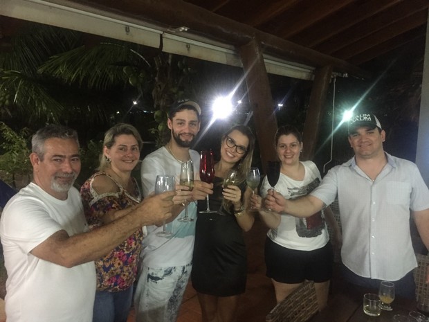 Munhoz com Viviane Zeni e familiares (Foto: Reprodução/Facebook)