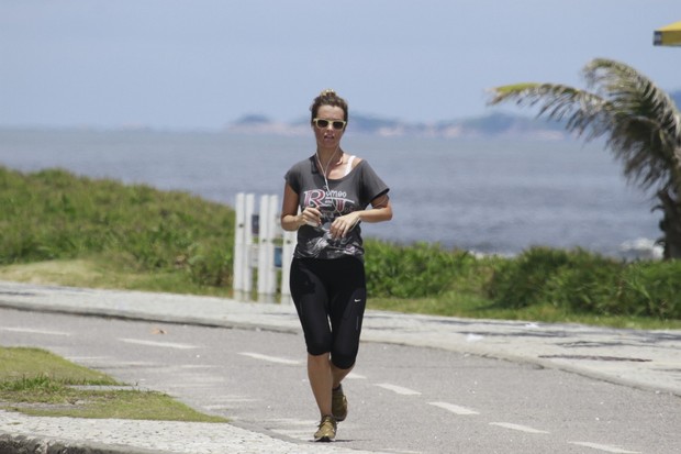 Juliana Didone corre na orla (Foto: Dilson Silva / AgNews)