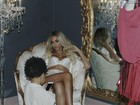 Beyoncé aparece sexy e de lingerie em fotos com a filha