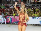 Viviane Araújo arrasa com fantasia decotadíssima em desfile em Vitória