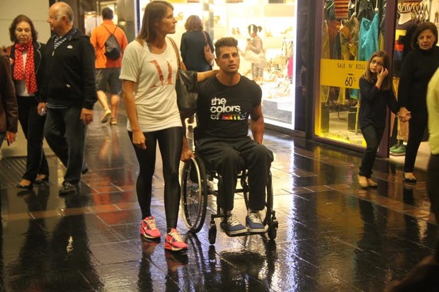 Fernando Fernandes e a namorada (Foto:  Daniel Delmiro/AgNews)