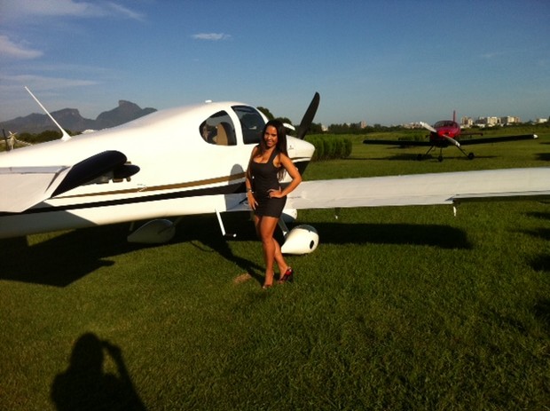 Mulher Melão posa em frente a avião (Foto: Divulgação)