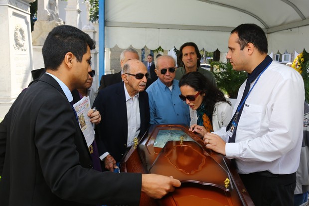 Familiares e amigos no enterro de Guilherme Karam (Foto: Roberto Teixeira / EGO)