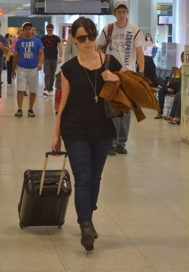 Debora Falabella embarca no aeroporto (Foto: FotoRioNews / William Oda)