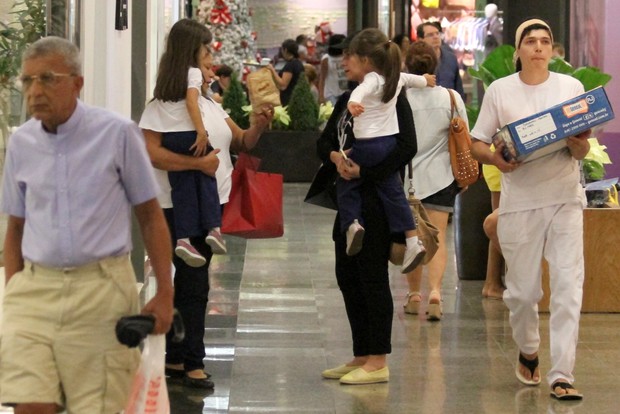 Giovanna Antonelli com as filhas no shopping (Foto: Wallace Barbosa / AgNews)