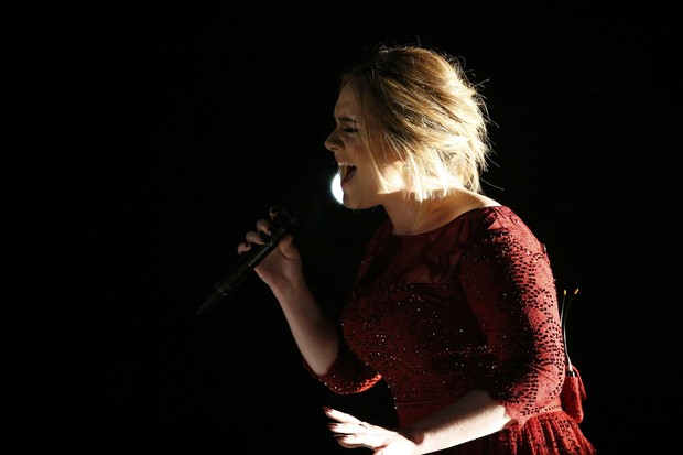 Adele em apresentação no Grammy (Foto: REUTERS/Mario Anzuoni)