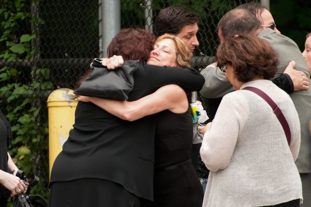 Edie Falco no funeral de James Gandolfini (Foto: GETTY IMAGES NORTH AMERICA / AFP)