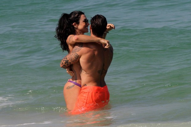 Jaque Khury com o marido na praia (Foto: Marcos Ferreira / Foto Rio News)