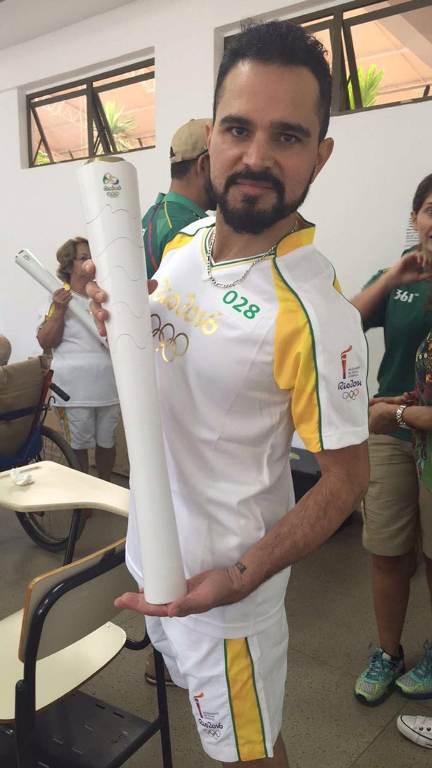  Zezé Di Camargo e Luciano soltam a voz antes de levarem a tocha olímpica em Pirenópolis (Foto: Divulgação)