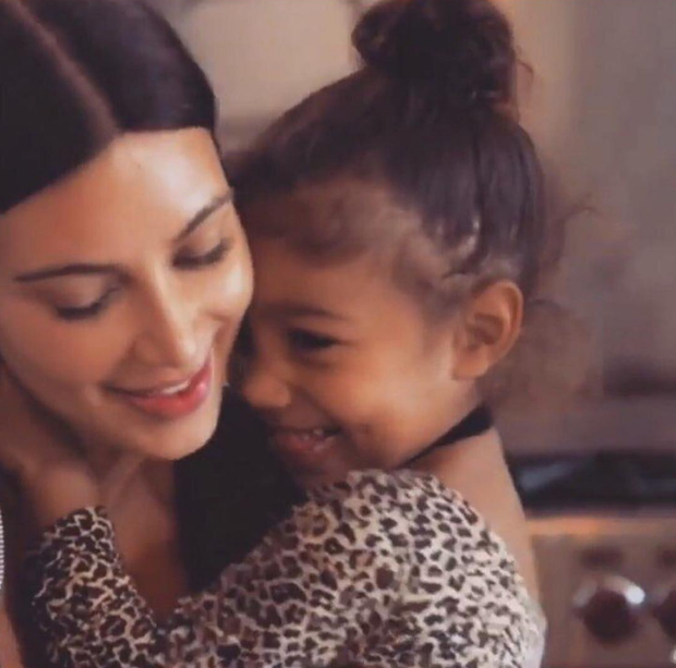 Kim Kardashian com a filha (Foto: Reprodução/Instagram)