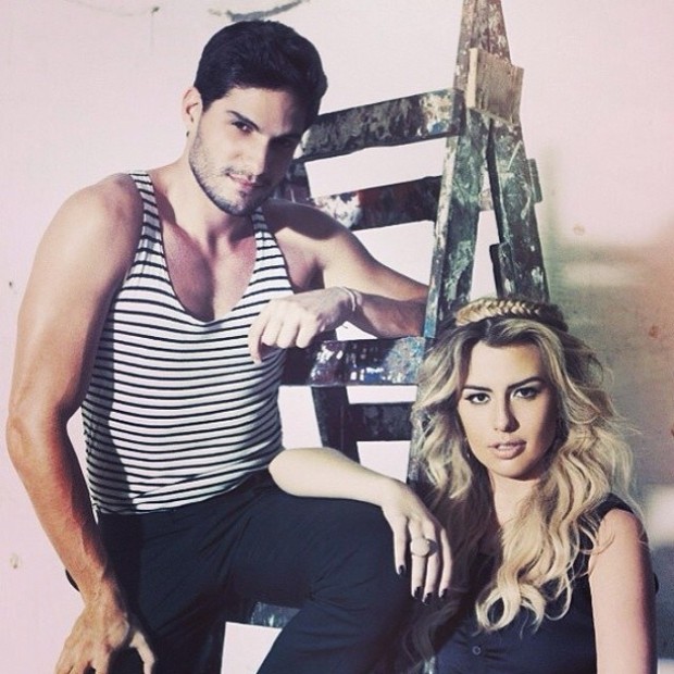 Ex-BBBs André e Fernanda posam para ensaio juntos (Foto: Instagram)