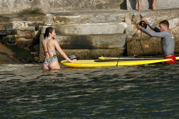 Maria Melilo faz stand up paddle (Foto: Marcos Ferreira / Foto Rio News)