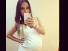 Namorada de Henri Castelli exibe barrigão de grávida: 'Chegou a hora'