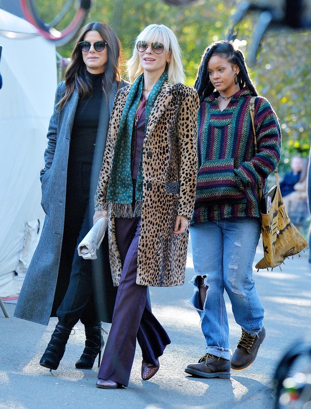 Sandra Bullock, Cate Blanchett e Rihanna em set de filmagens em Nova York, nos Estados Unidos (Foto: AKM-GSI/ Agência)