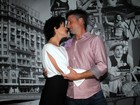 Ana Paula Arósio troca carinhos com o marido durante evento de cinema 