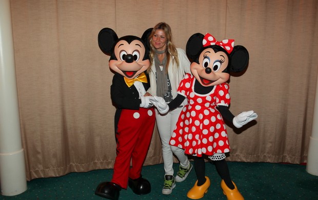 Ellen Jabour tira foto com Mickey e Minnie (Foto: Francisco Silva/AgNews)