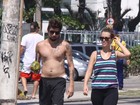 Juliana Didone caminha com o namorado na orla do Rio 