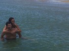 Sabrina Sato e Duda Nagle posam abraçadinhos no mar