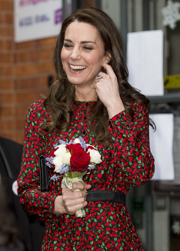 Kate Middleton usa vestido vermelho e verde de R$1,6 mil durante almoço natalino, em Londres (Foto: Getty Image)