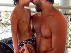 Henri Castelli posta foto com o filho no colo
