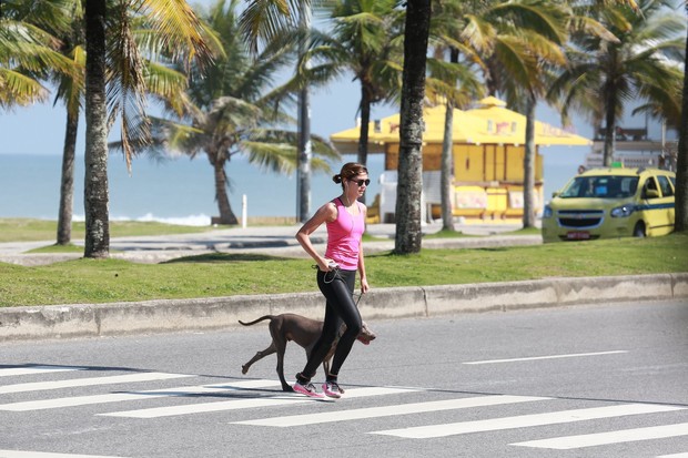 Sophie Charlotte caminhando com cachorro (Foto: AgNews/Dilson Silva)