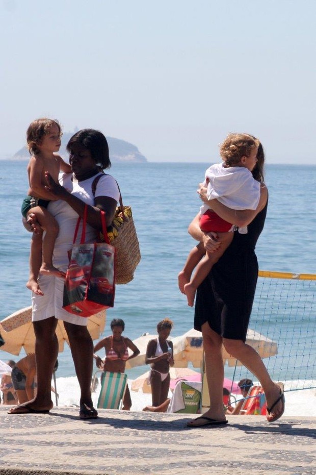 Cláudia Abreu com a família em praia no RJ (Foto: JC Pereira/AgNews)