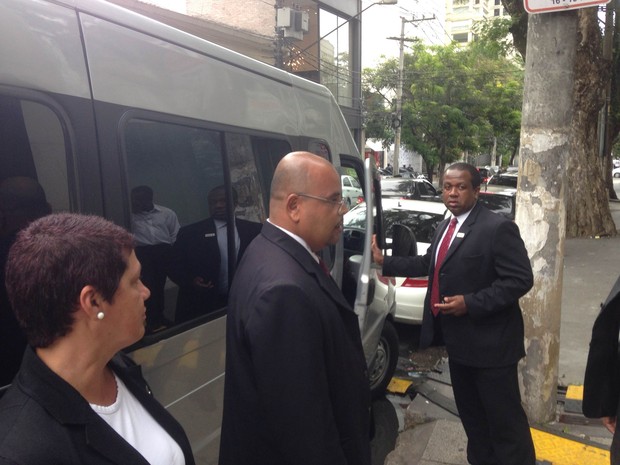 Van de Caio Castro pronta para deixar o local (Foto: EGO)