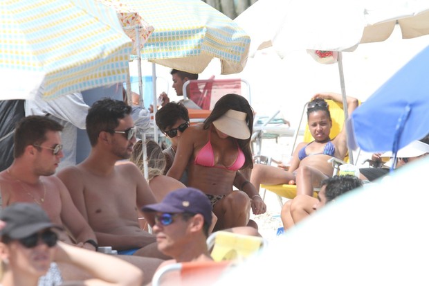 Thammy Miranda e namorada, Andressa Ferreira na praia (Foto: Wallace Barbosa/AgNews)