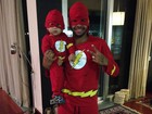 Dani Souza posta foto de Dentinho e filho vestidos de super-heróis