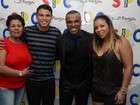 Thiago Silva leva a mãe e a mulher a show de pagode no Rio