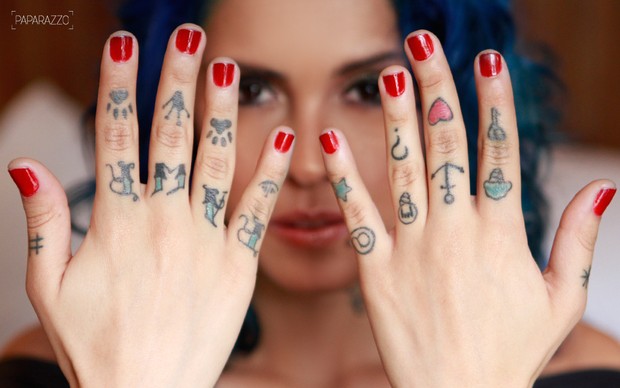 Tati Zaqui mostra as tatuagens nos bastidores do Paparazzo (Foto: Jessica Monstans / Paparazzo)