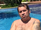 Com 32 quilos a menos, Leandro Hassum posa sem camisa em piscina