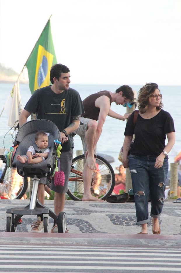 Maria Rita com a família na orla (Foto: Rodrigo dos Anjos / AgNews)