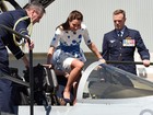 Com vestido clássico de grife inglesa, Kate Middleton visita base aérea