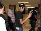 Neymar é cercado por fãs em aeroporto em São Paulo