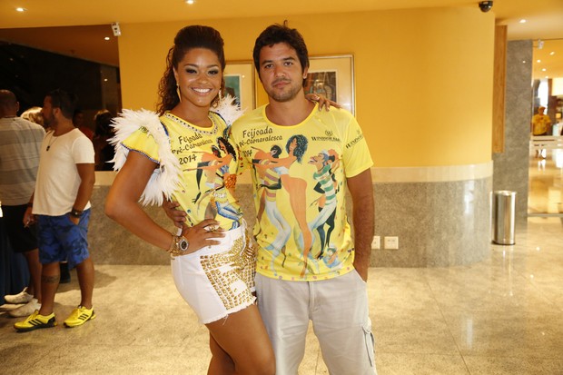 Juliana Alves e o namorado na Feijoada da Unidos da Tijuca (Foto: Felipe Assumpção/ Ag. News)