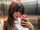 Rafaella Santos tira foto no elevador e aparece escovada