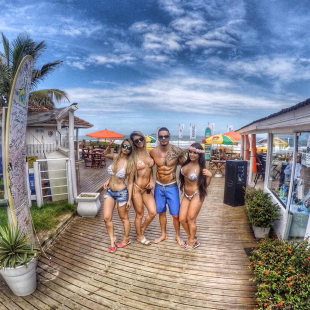 Tatiele Polyana com os amigos (Foto: Reprodução/Instagram)