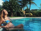 Rubia Baricelli, grávida do primeiro filho, mostra barrigão de biquíni