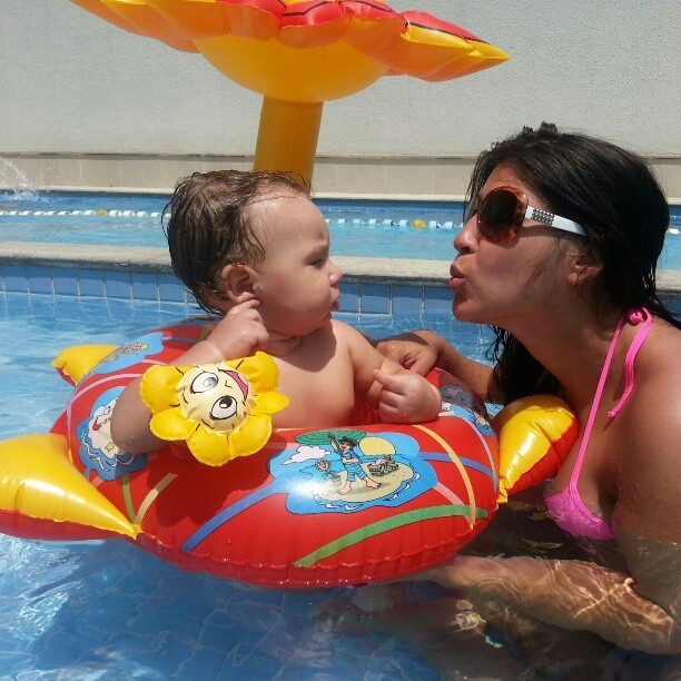 Priscila Pires curte piscina com a família (Foto: Instagram / Reprodução)