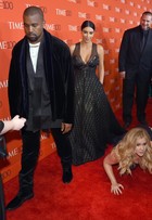 Comediante deita no tapete vermelho para Kim Kardashian atravessar